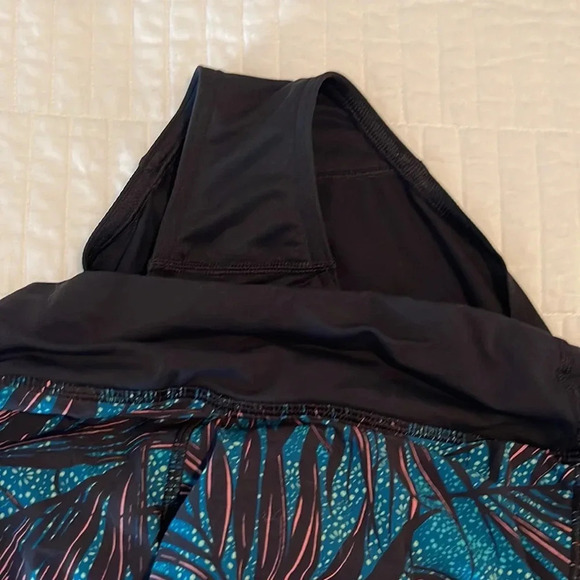 Lululemon reef print shorts size 4 - Picture 4 of 4